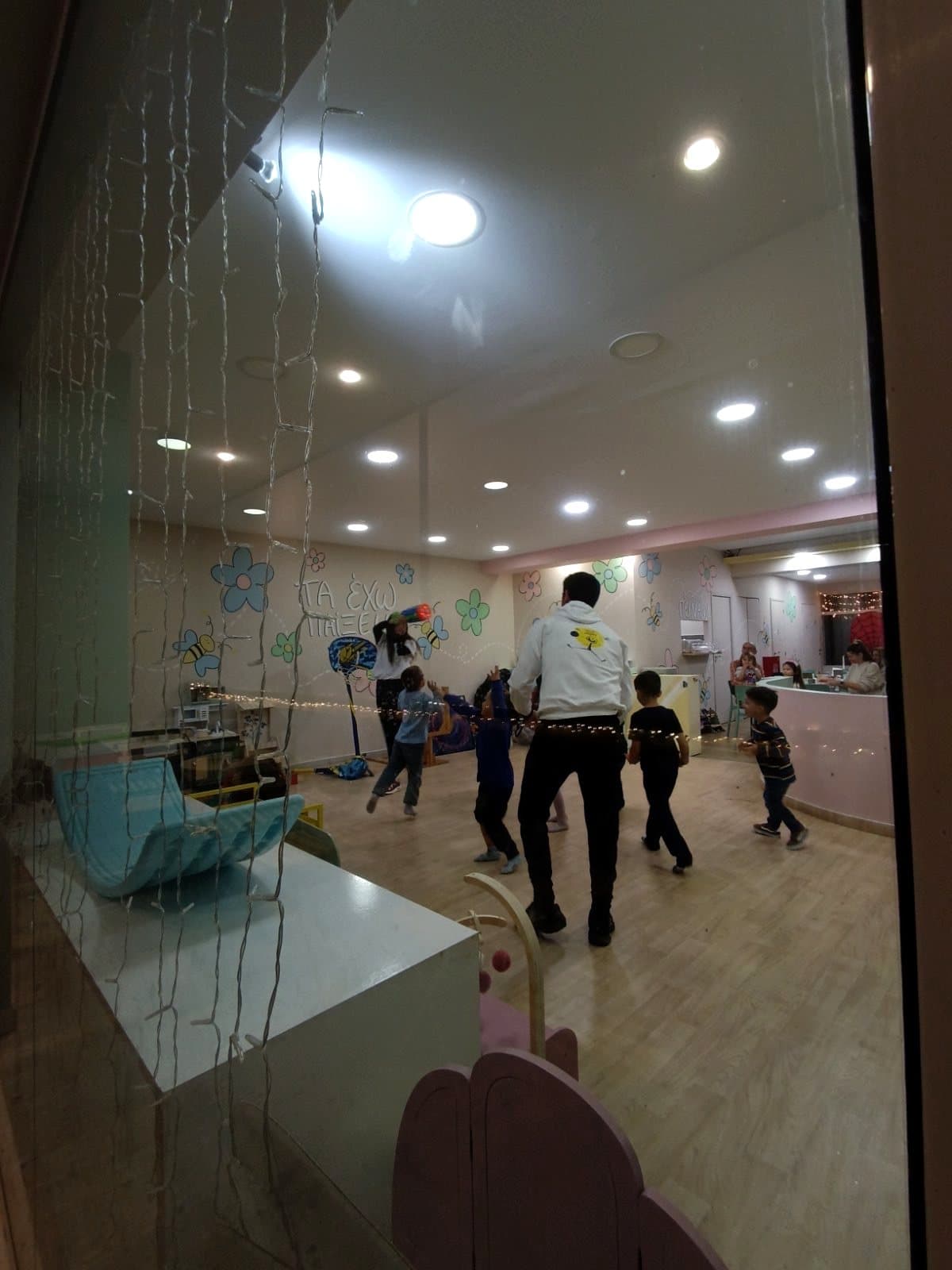 Δραστηριότητα πάρτι με θέα από το παράθυρο