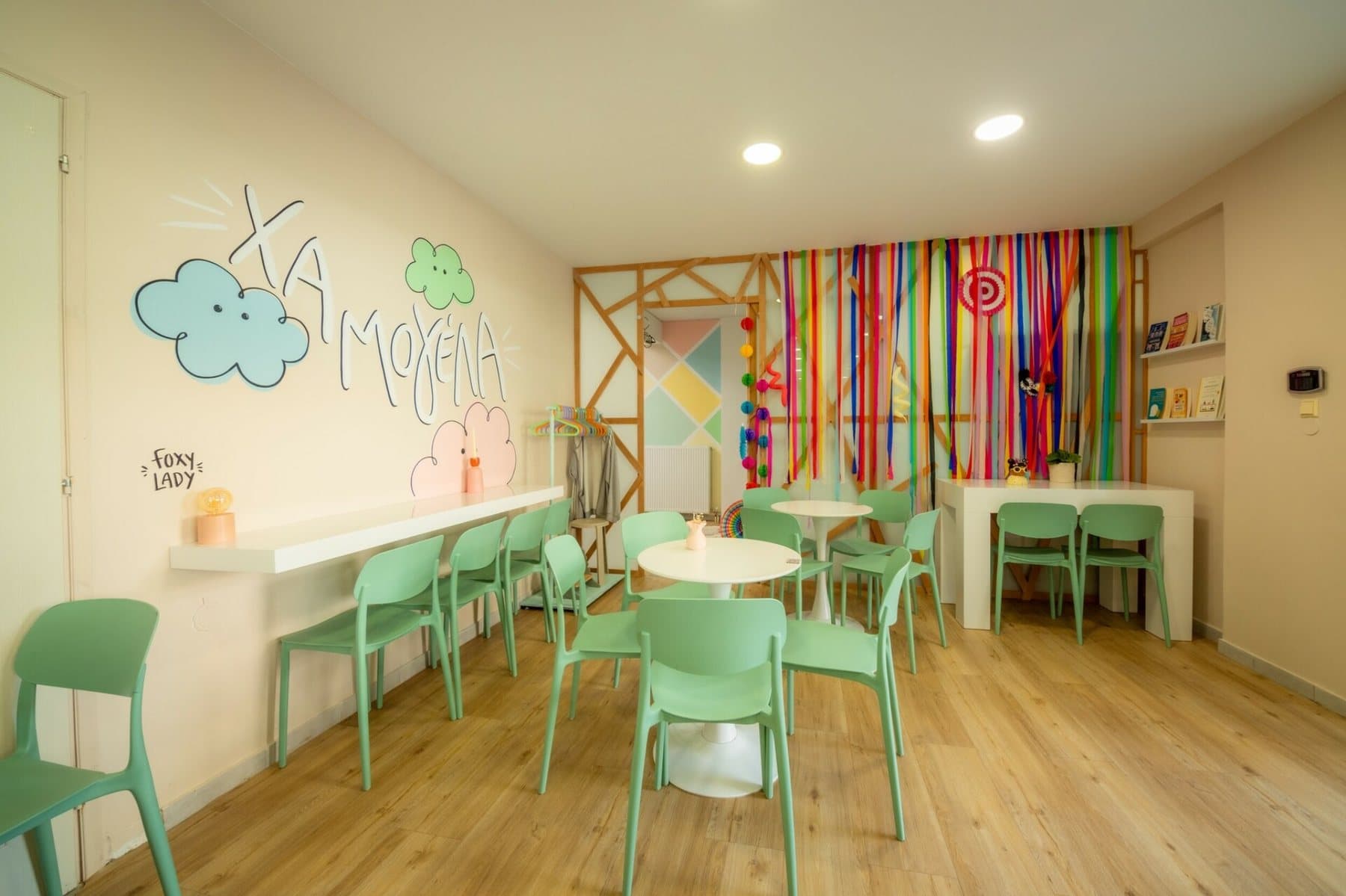 Αισθητικά στολισμένος χώρος πάρτι στο Honey Nest