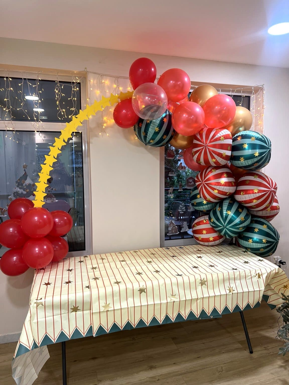 Χριστουγεννιάτικο πάρτι με αψίδα μπαλονιών