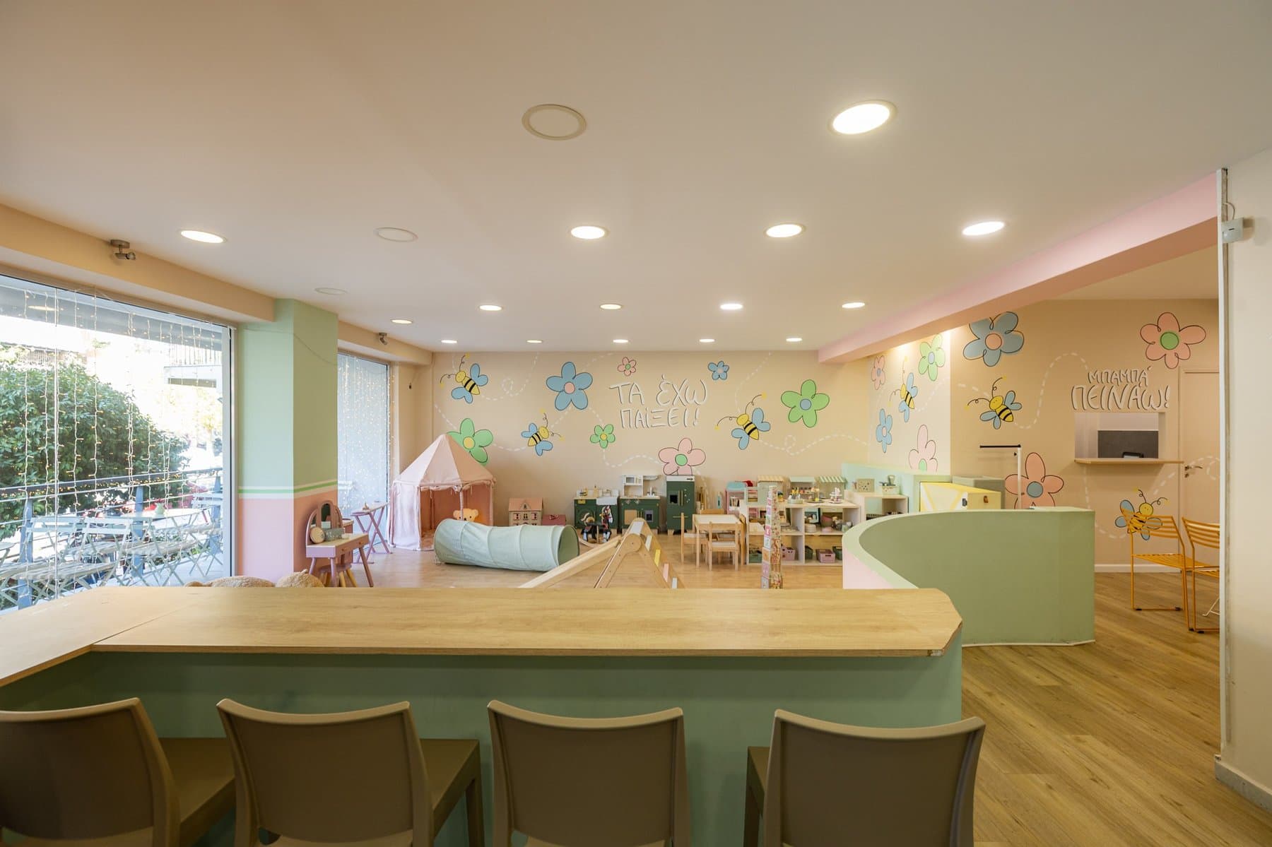 Το bar με θέα στον παιδότοπο